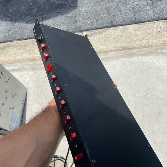 PylePro PDBC70 1U Rack Mount AC Power Supply Strip 15A 1800VA - Picture 5 of 6